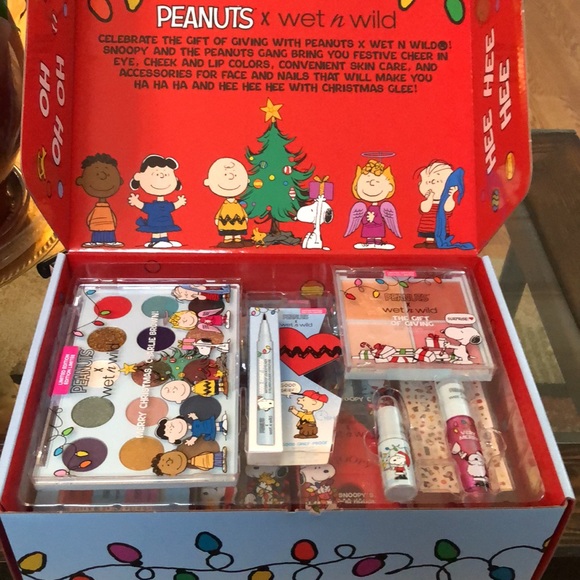 New Wet n Wild x Peanuts Holiday Vault Set - Picture 2 of 6